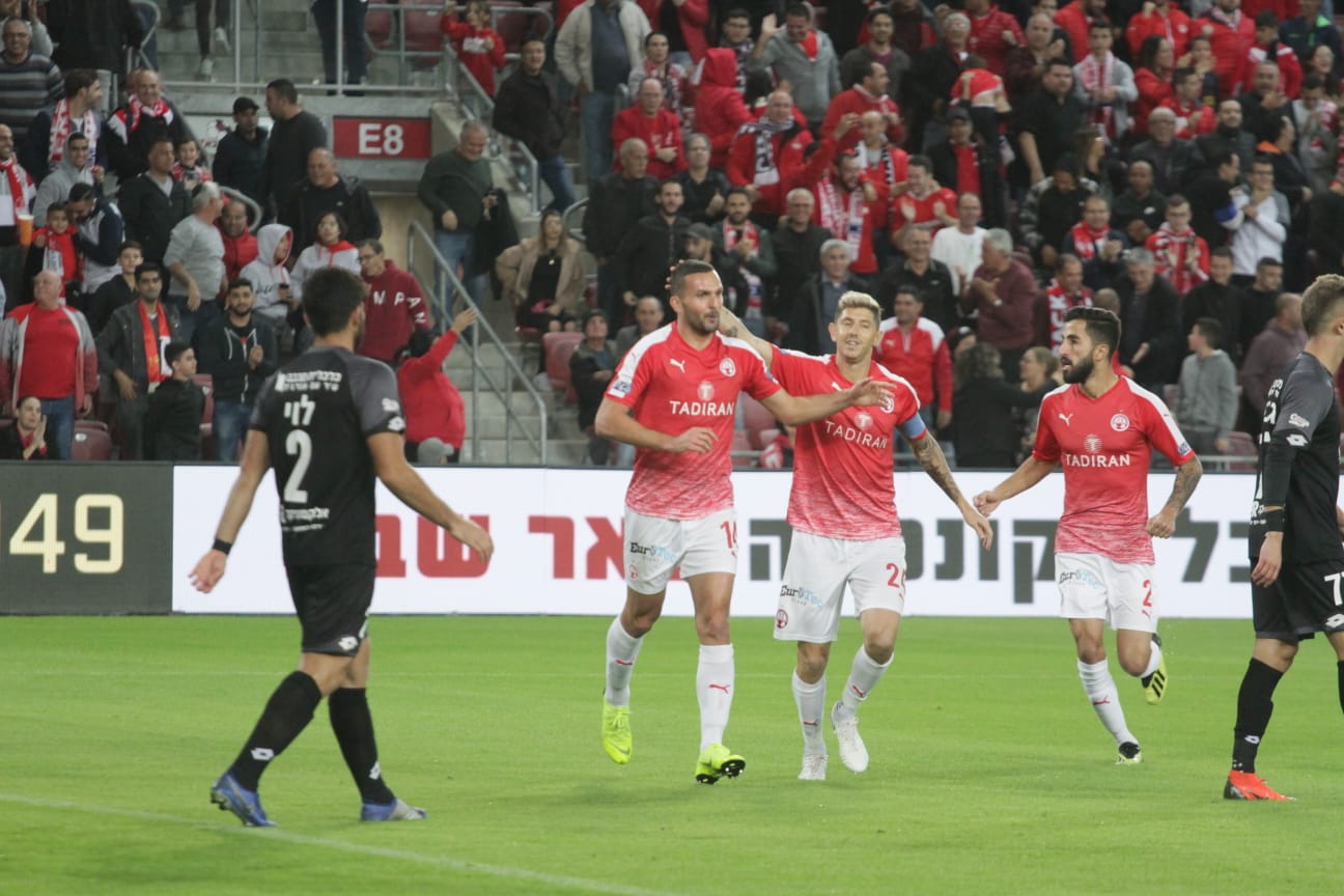 חוגגים עם בן שהר את הגול הראשון מול חדרה. גלגל מקרוב מאוד לרשת חשופה (צילום: בן בודה)